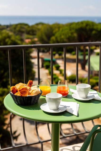 petit déjeuner en chambre room service hotel quatre etoile