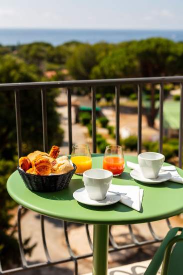 Petit déjeuner a l'Hôtel du Parc Cavalaire sur Mer dans le Var 4 étoiles Week-end Nature Var à l'Hôtel du Parc Cavalaire sur Mer dans le Var