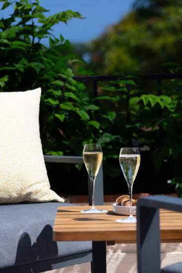 Aperitif champagne à l'Hôtel du Parc de Cavalaire sur mer dans le Var étoiles Week-end Nature Var à l'Hôtel du Parc Cavalaire sur Mer dans le Var