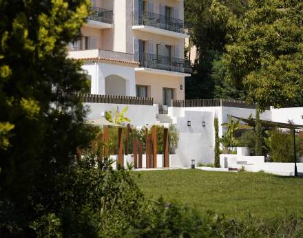Hôtel du Parc à Cavalaire-sur-Mer entouré de nature méditerranéenne