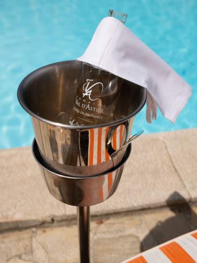 Vin rosé Val d'Astier pour un de détente au bord de la piscine sur la Riviera<br />
 