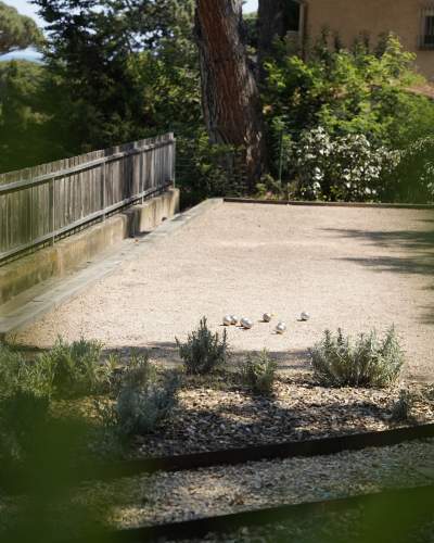 Hôtel avec tennis, terrain de petanque et espaces extérieurs en Méditerranée