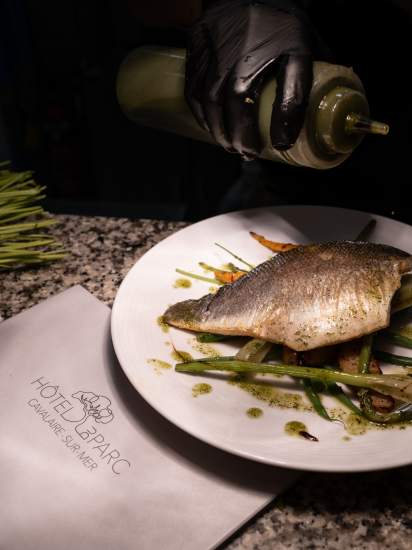 Cuisine méditerranéenne avec produits locaux sur la Côte d’Azur